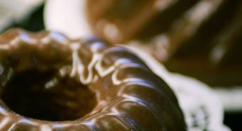 Nahaufnahme eines schokoladeglasierten Gugelhupfs aus der Konditorei des Café Exel